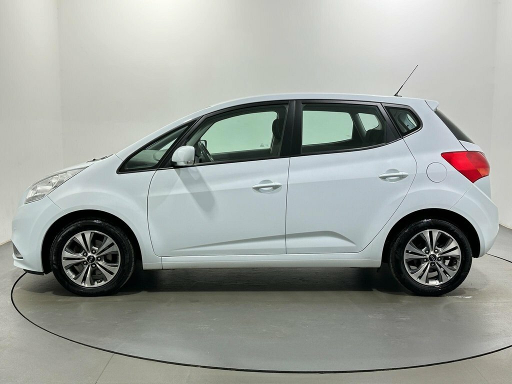 Kia Venga 1.6L 2 AV67URB White #4