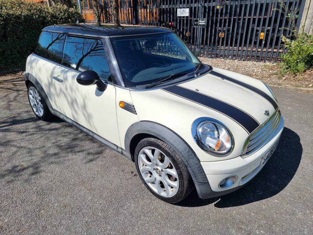 Mini Hatch Cooper White