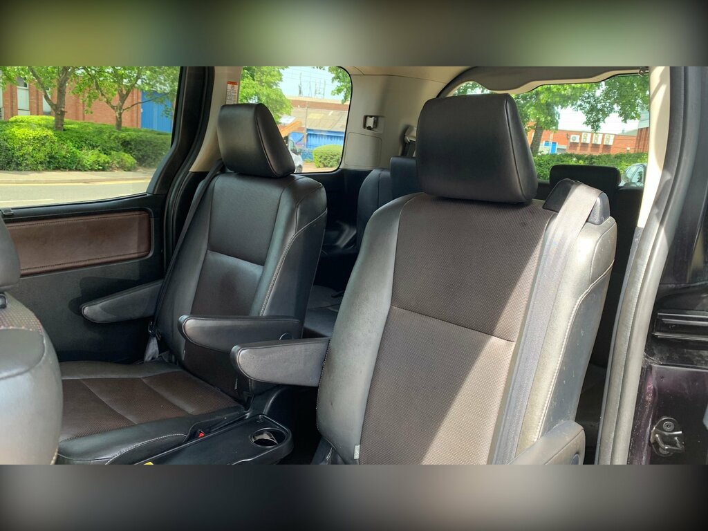 Toyota Voxy 1.8 Vvt-h 7 Black #41