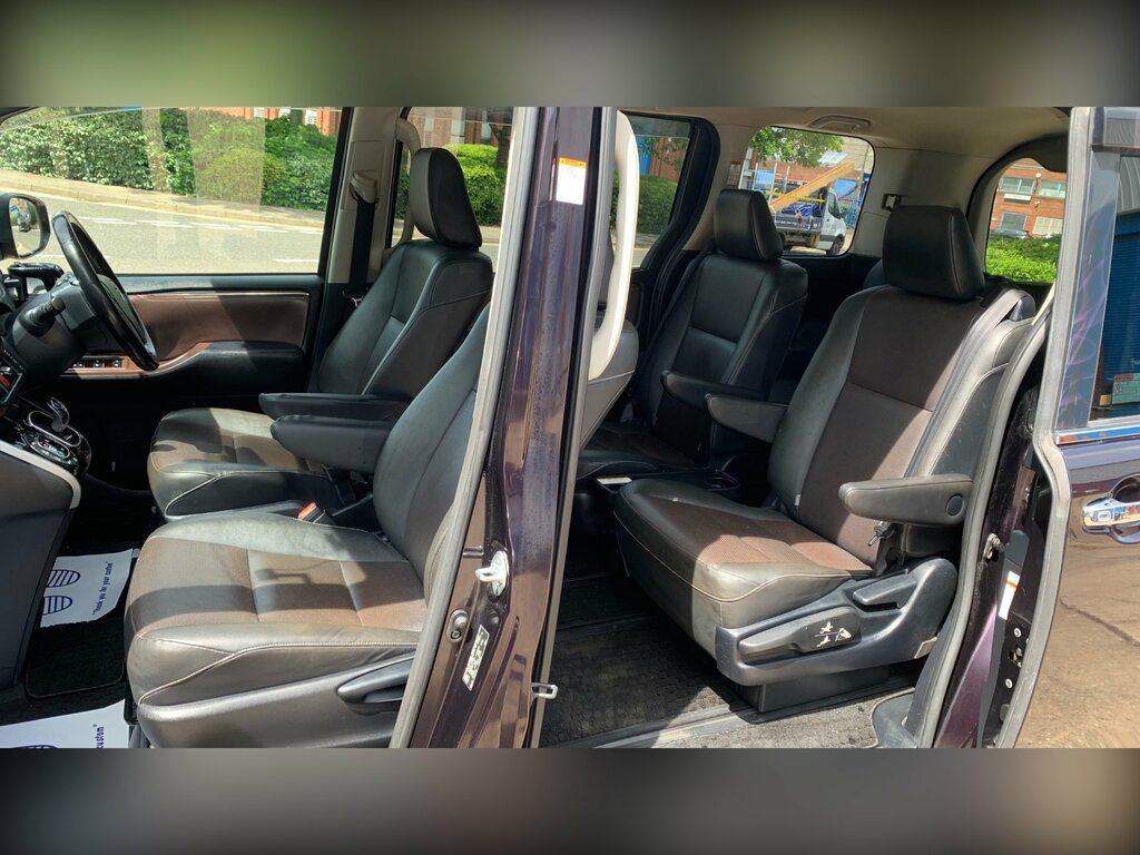 Toyota Voxy 1.8 Vvt-h 7 Black #46