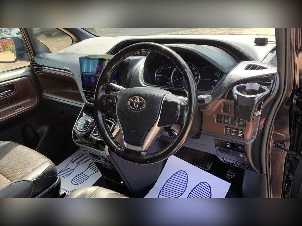 Toyota Voxy 1.8 Vvt-h 7 Black #89