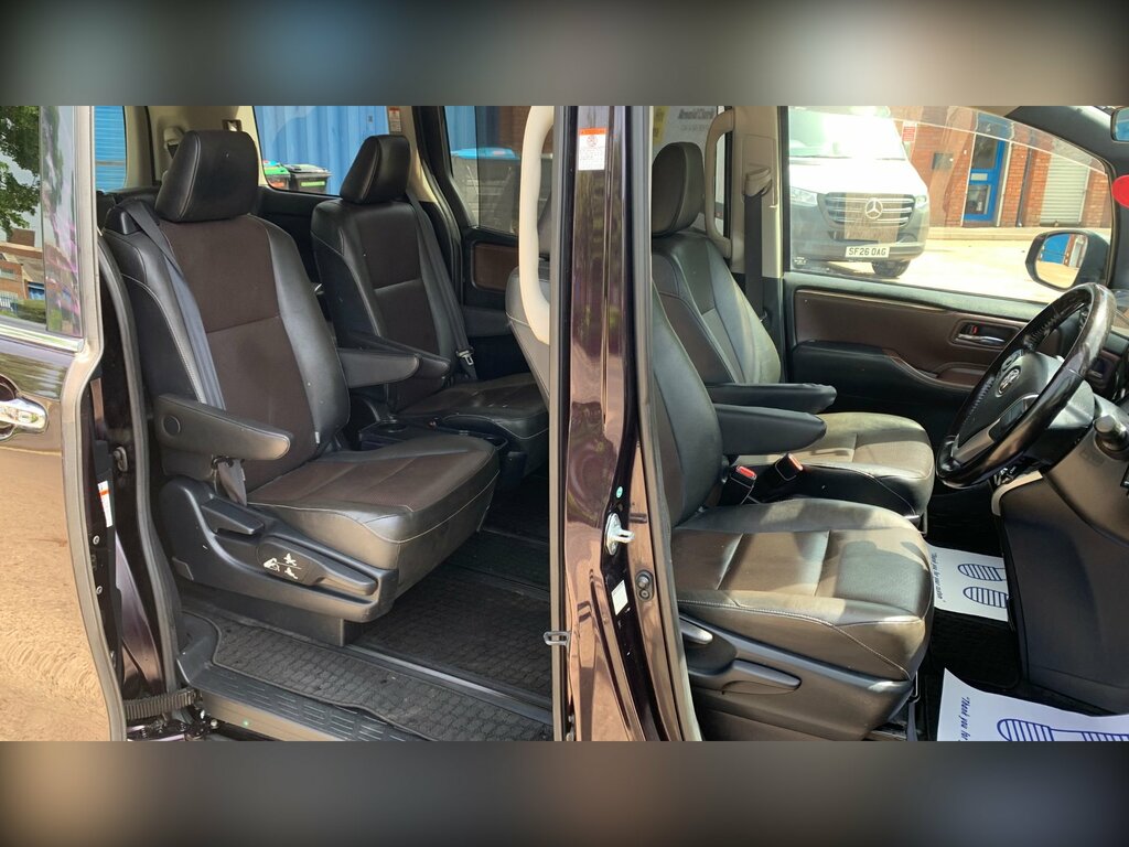 Toyota Voxy 1.8 Vvt-h 7 Black #56