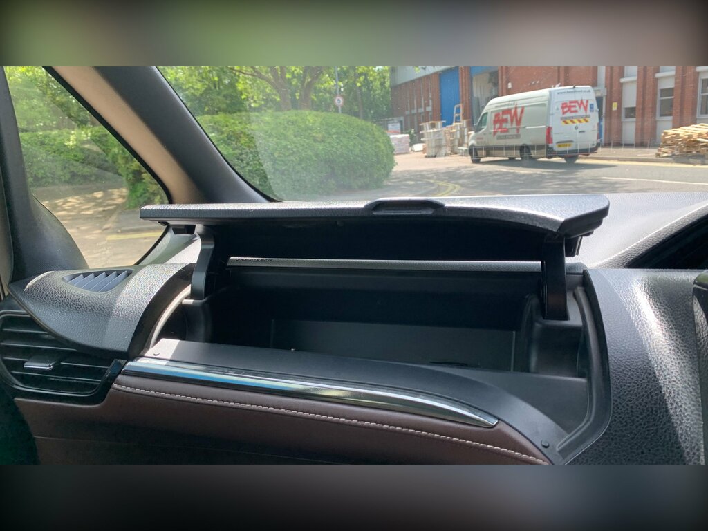 Toyota Voxy 1.8 Vvt-h 7 Black #83