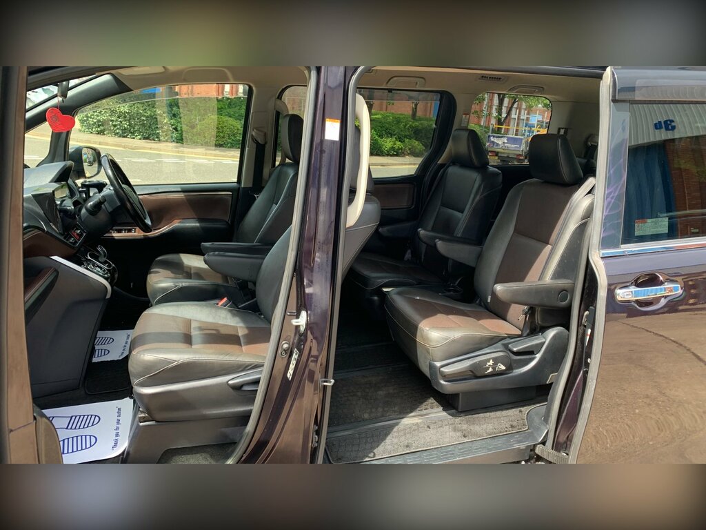 Toyota Voxy 1.8 Vvt-h 7 Black #40