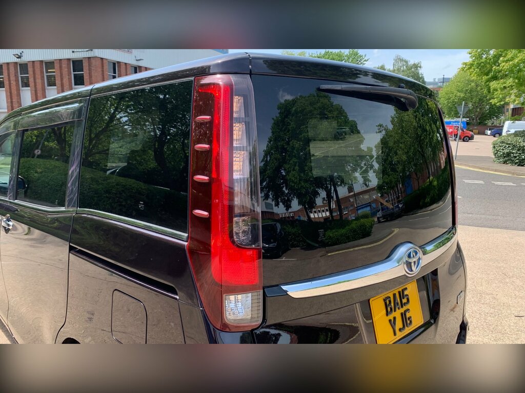 Toyota Voxy 1.8 Vvt-h 7 Black #21