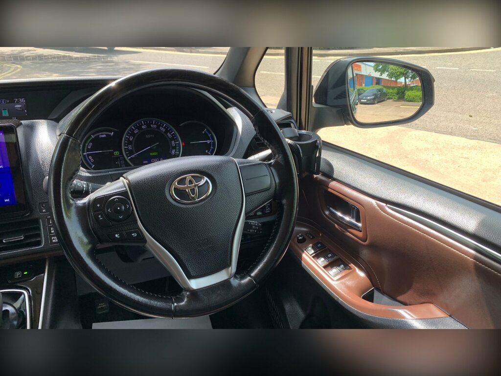 Toyota Voxy 1.8 Vvt-h 7 Black #71