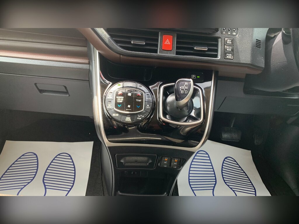Toyota Voxy 1.8 Vvt-h 7 Black #69