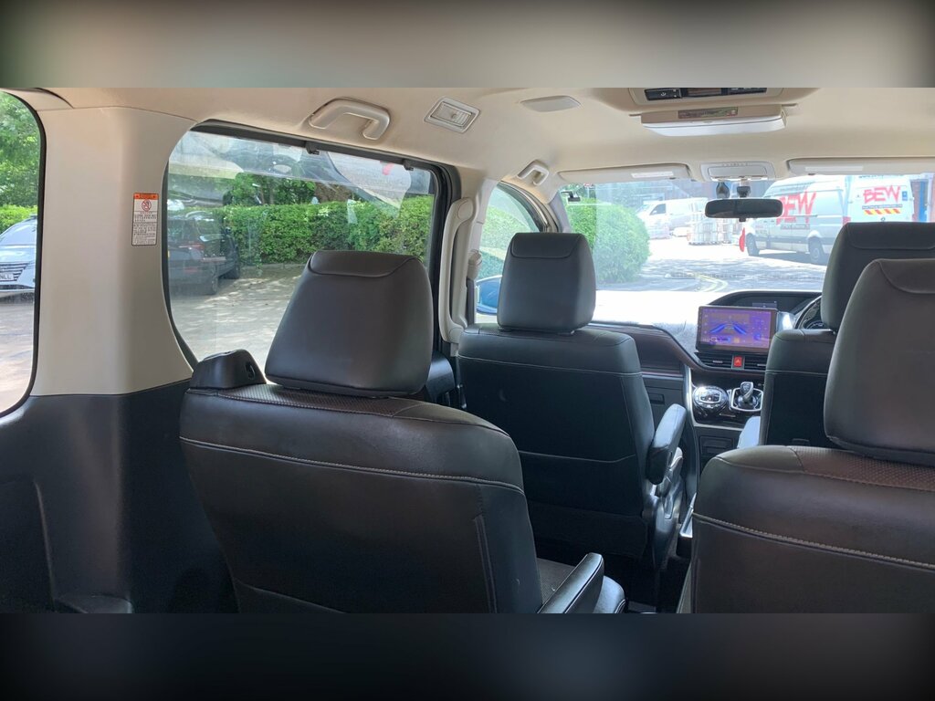 Toyota Voxy 1.8 Vvt-h 7 Black #39