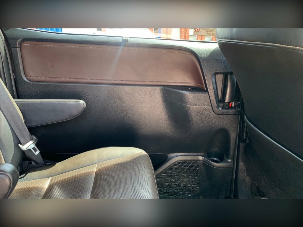 Toyota Voxy 1.8 Vvt-h 7 Black #50