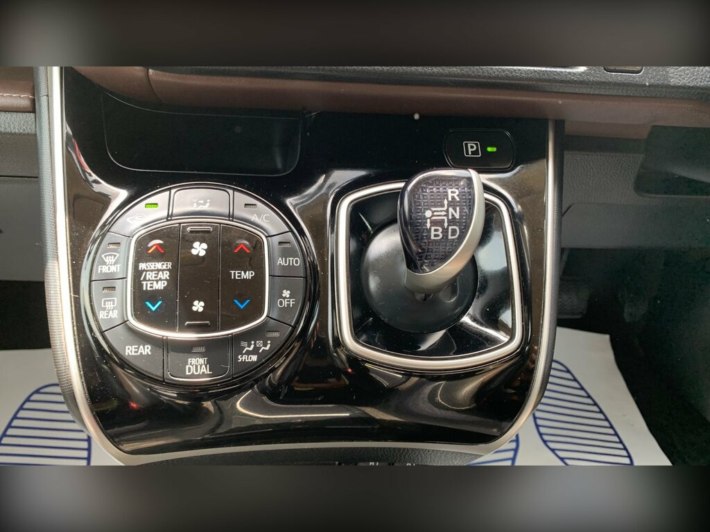 Toyota Voxy 1.8 Vvt-h 7 Black #81