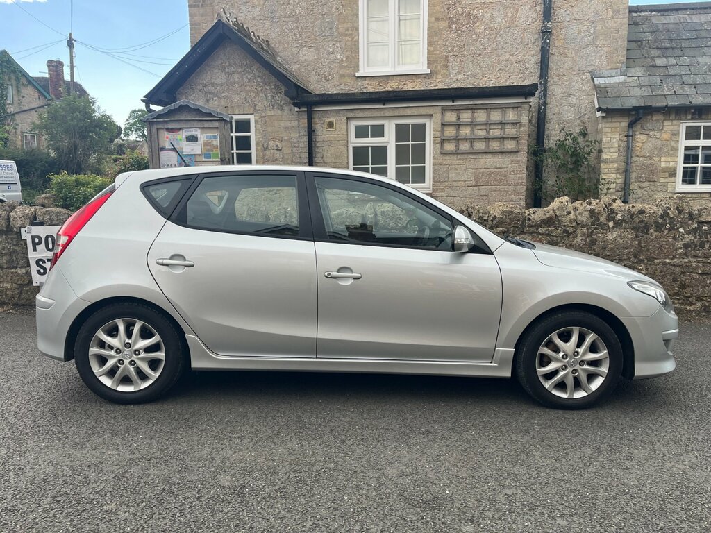 Hyundai I30 1.6 Crdi Comfort Hatchback Euro 5 Silver #2