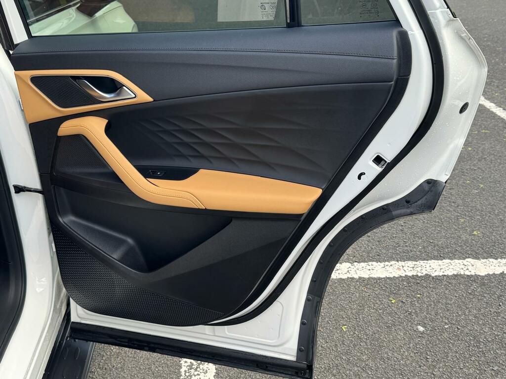 MG HS 1.5 T-gdi Phev Trophy LE75FHB White #4