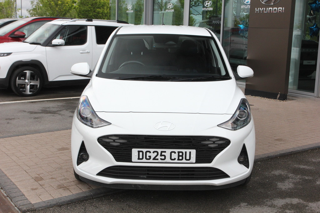 Hyundai I10 1.0 63 Premium Nav DG25CBU White #2