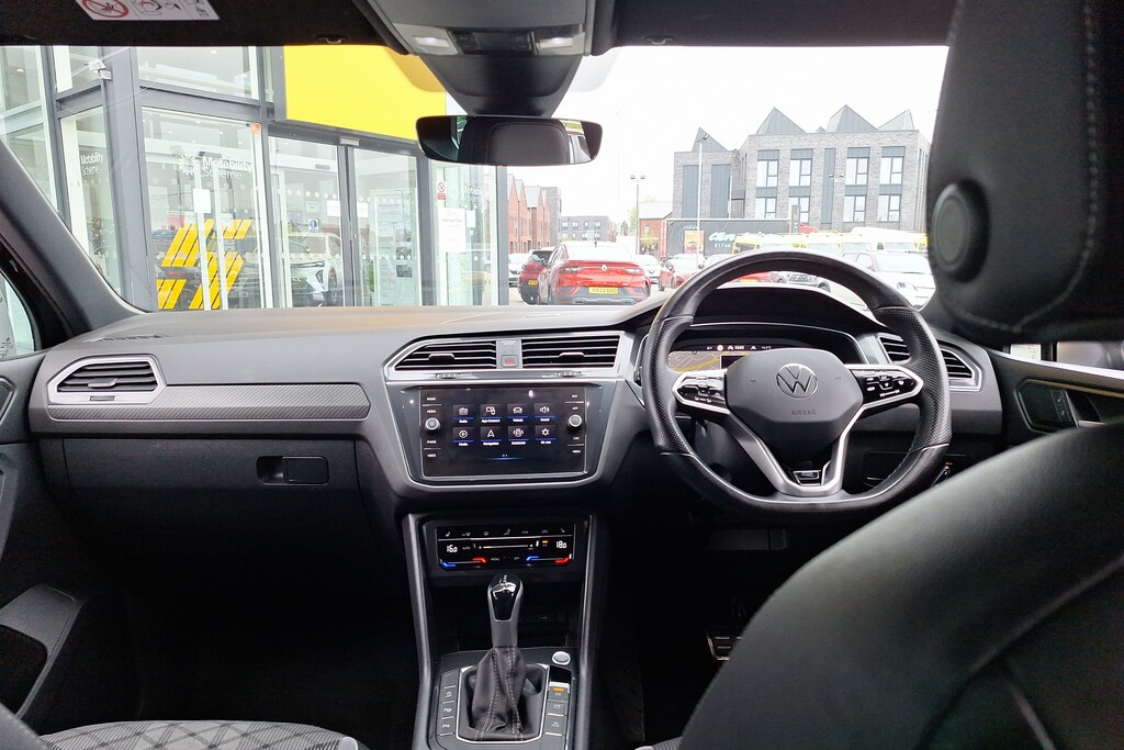 Volkswagen Tiguan 2.0 Tdi R-line Dsg DE23BFX Black #3