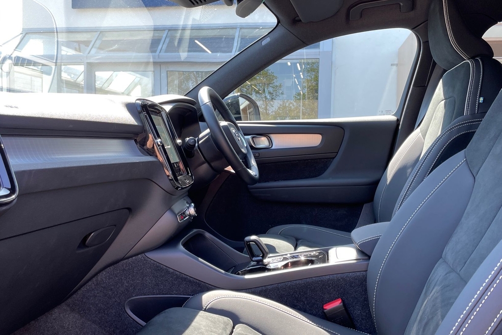 Volvo XC40 Plus Black Edition LR75KKH Black #2