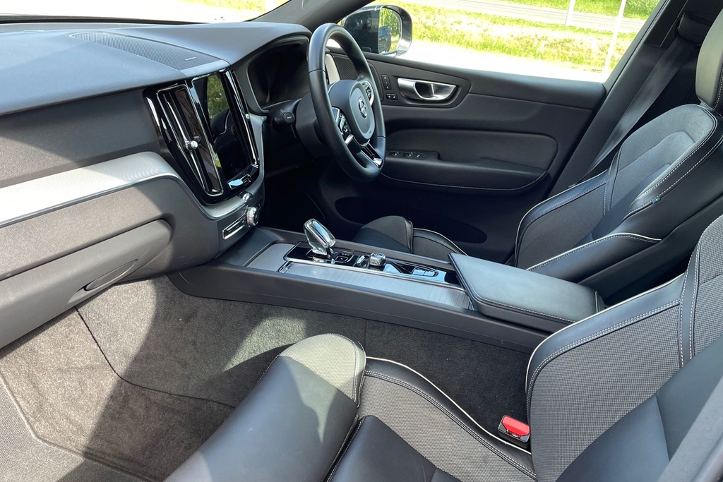 Volvo XC60 Plus FE23LHR Black #2