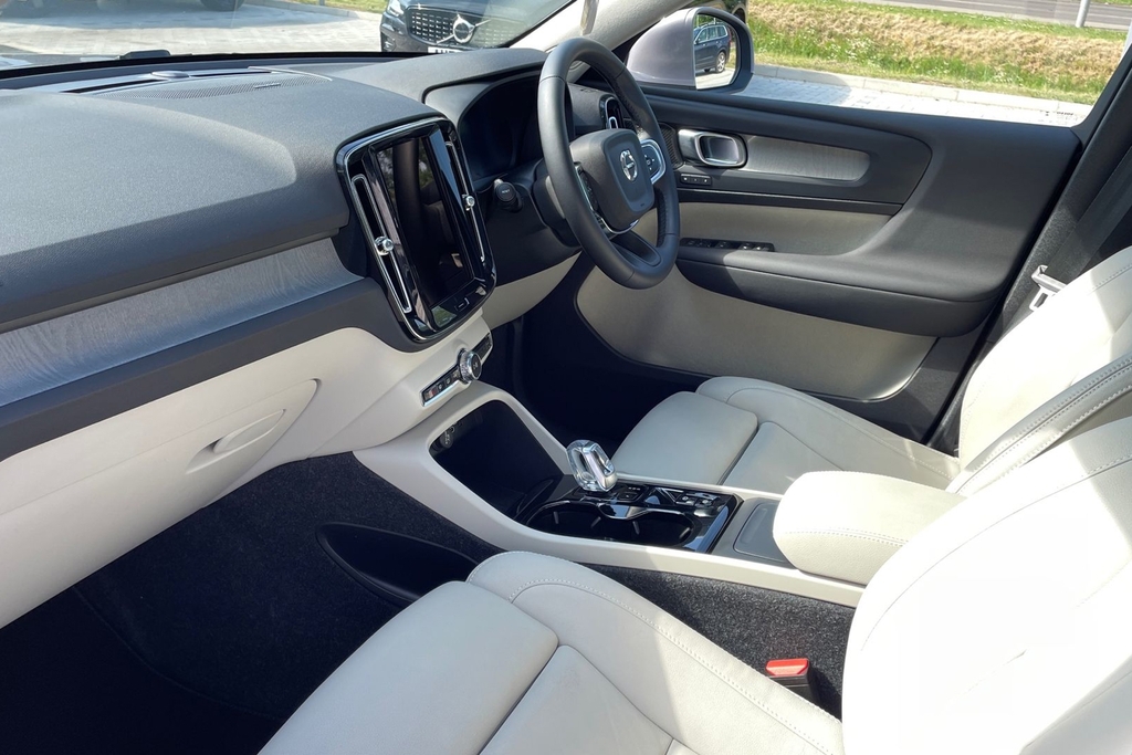 Volvo XC40 Ultra Bright OV75DAO Silver #2