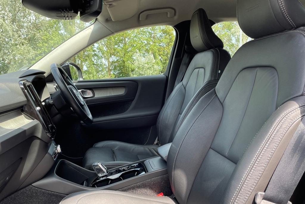 Volvo XC40 Inscription Pro AO69SWX Black #2