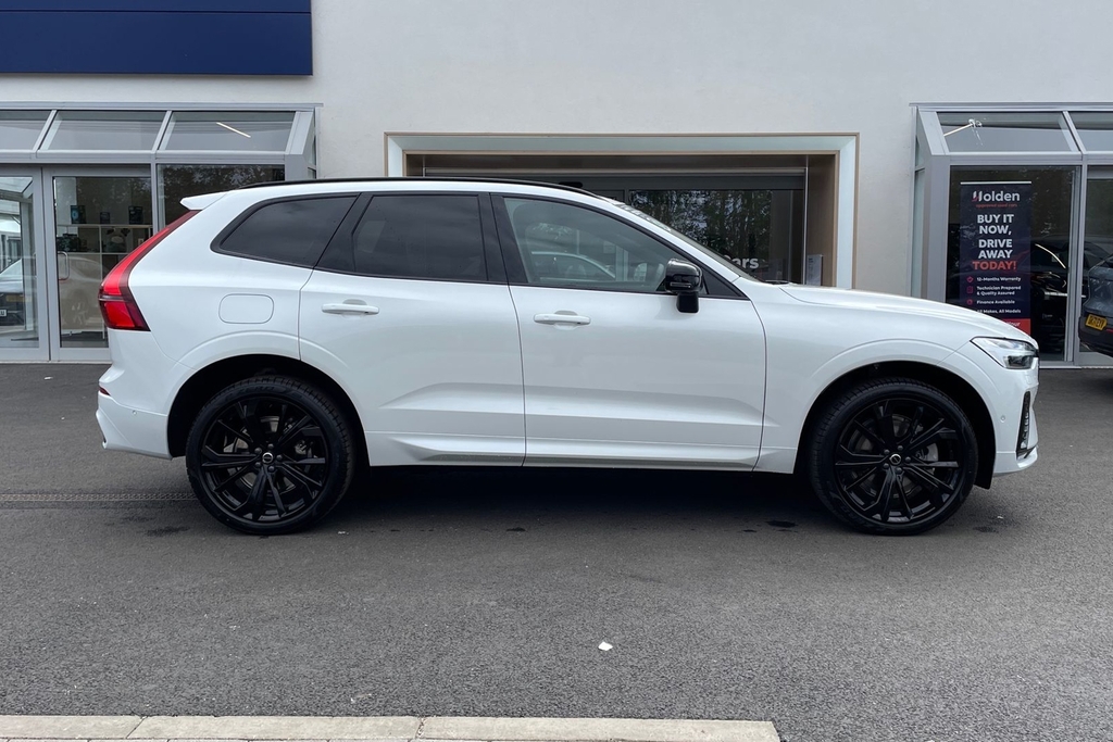 Volvo XC60 Ultra Black Edition AF26NBD White #4