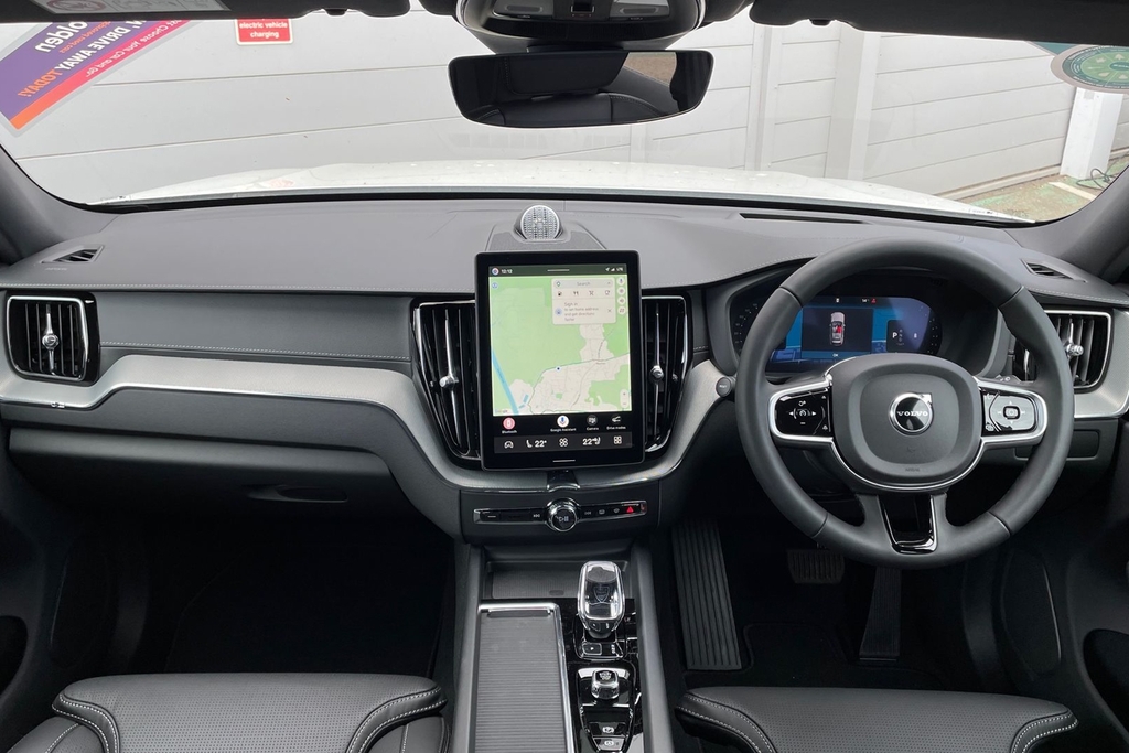 Volvo XC60 Ultra Black Edition AF26NBD White #6