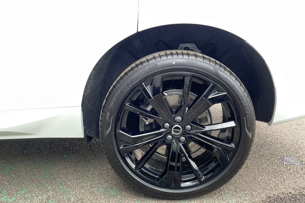 Volvo XC60 Ultra Black Edition AF26NBD White #5