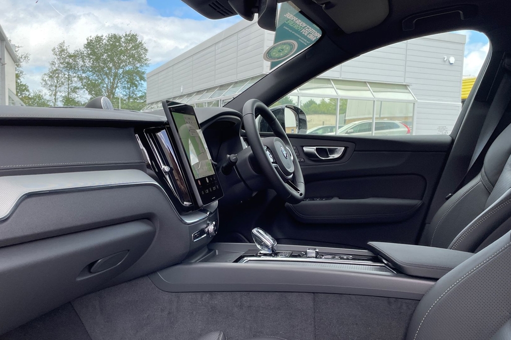 Volvo XC60 Ultra Black Edition AF26NBD White #2