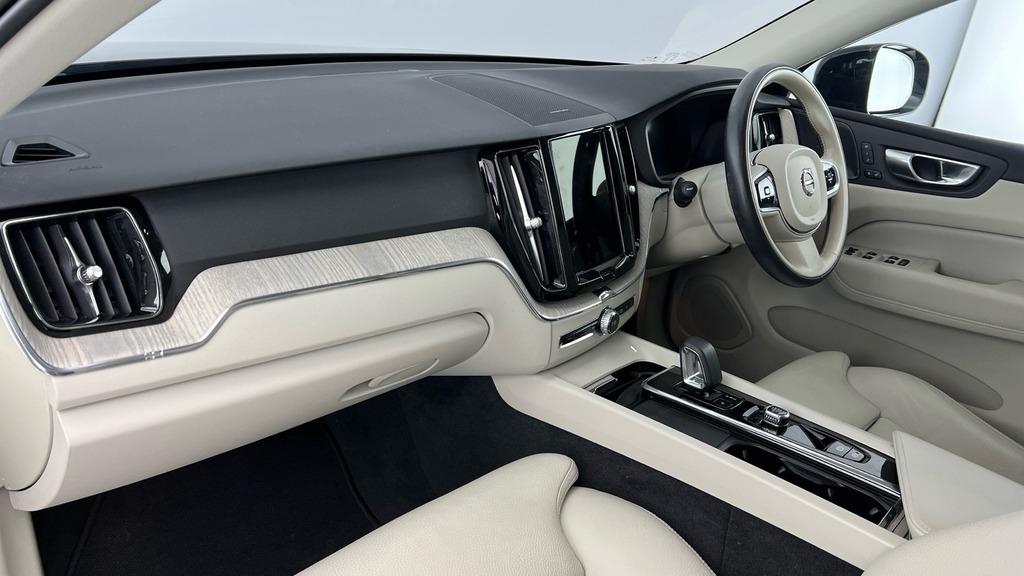 Volvo XC60 Plus Black #6