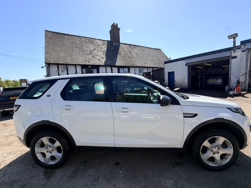 Land Rover Discovery Sport Ed4 Pure White #2