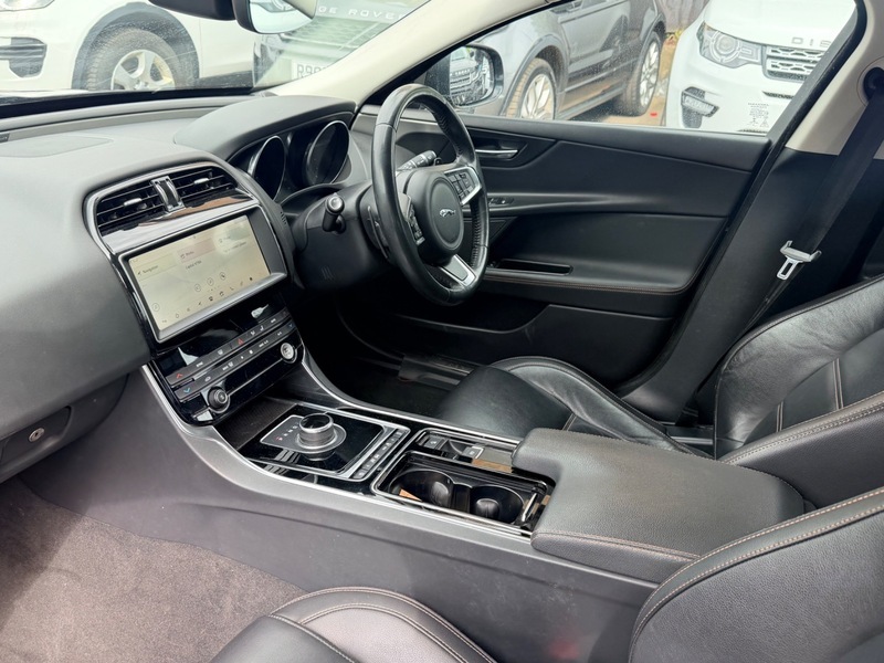Jaguar XE D Prestige Awd EY19XOG Black #2