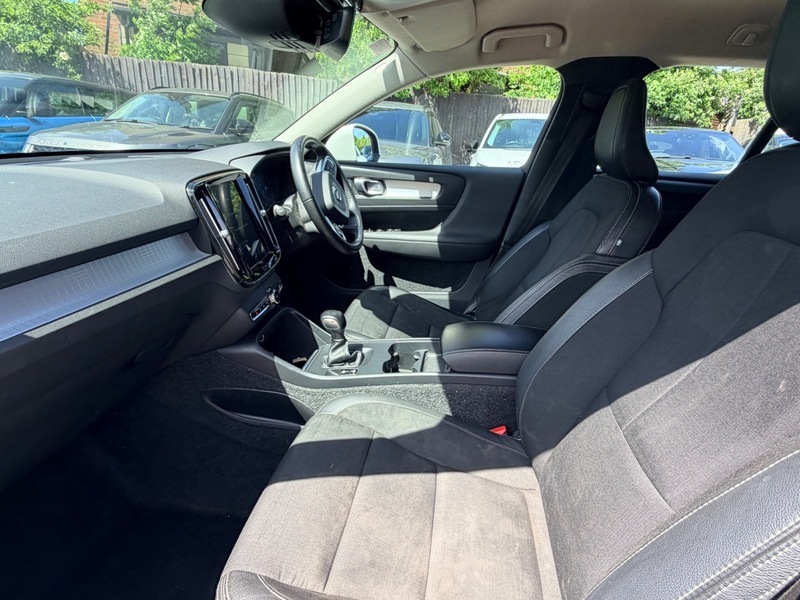 Volvo XC40 T3 Momentum R11GFG White #3