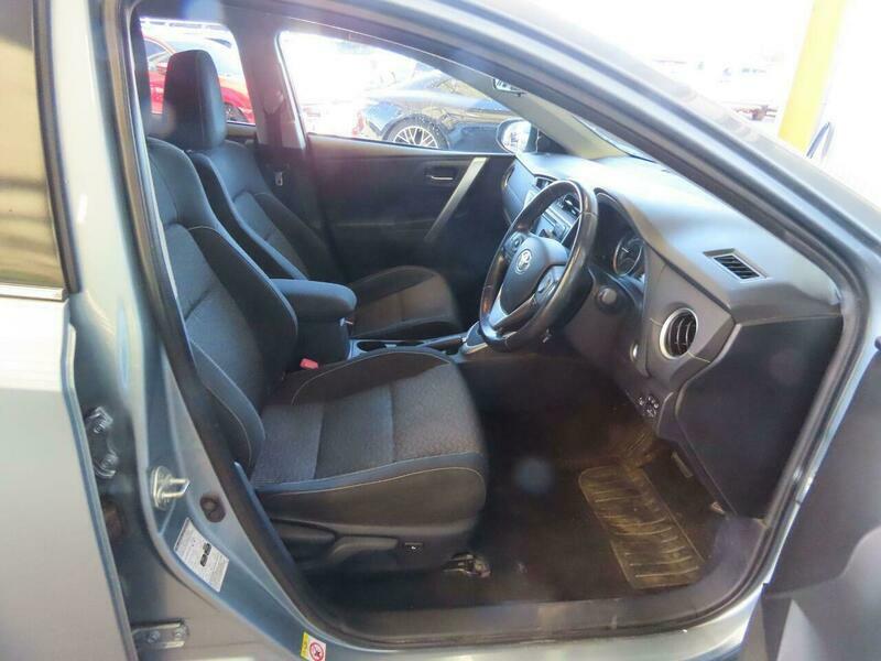 Toyota  1.8 Hybrid 7 Seats Black #6