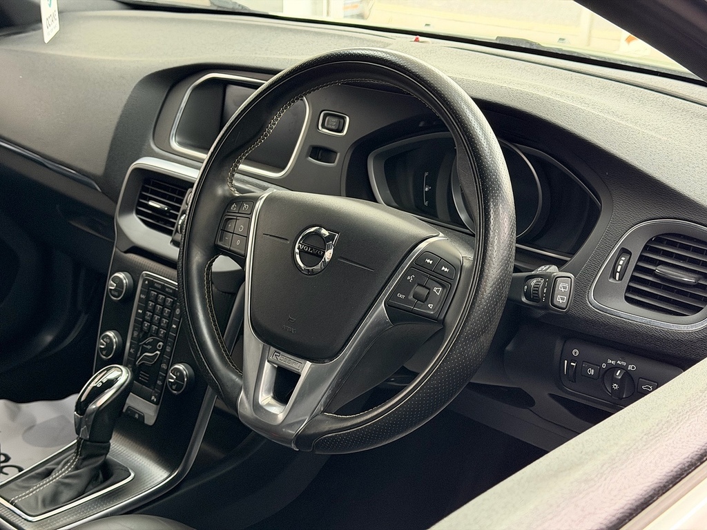 Volvo V40 T3 R-design Pro White #5