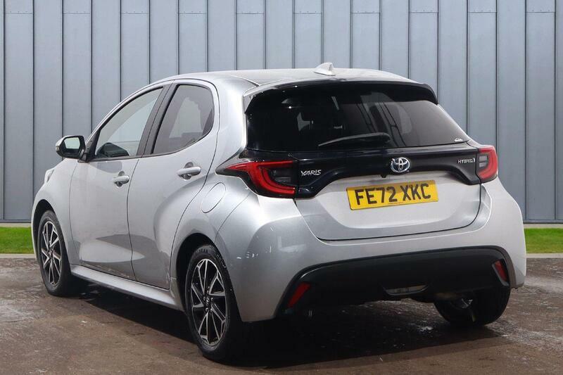 Toyota Yaris 1.5 Vvt-h Design E-cvt Euro 6 Ss FE72XKC Silver #3