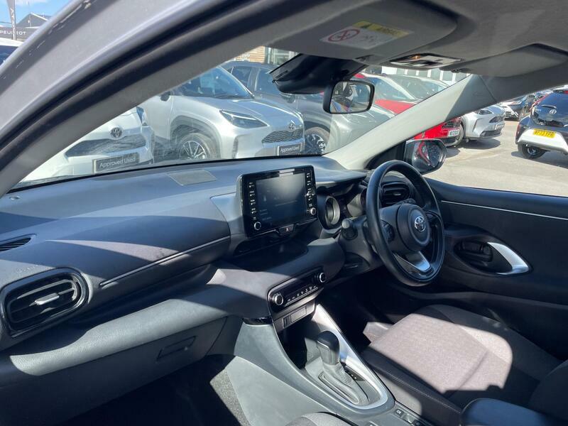 Toyota Yaris 1.5 Vvt-h Design E-cvt Euro 6 Ss FE72XKC Silver #2