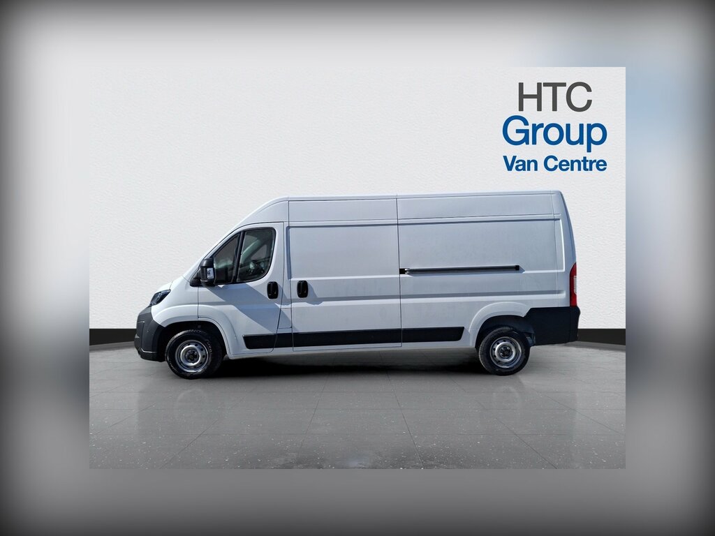 Peugeot Boxer 2.2 Bluehdi 335 Professional Panel Van CK25GXT White #2
