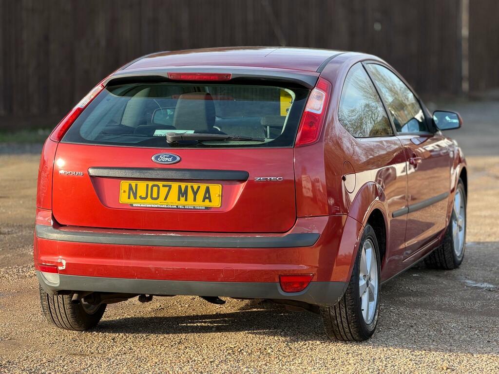 Ford Focus 1.6 Zetec Climate NJ07MYA Red #5