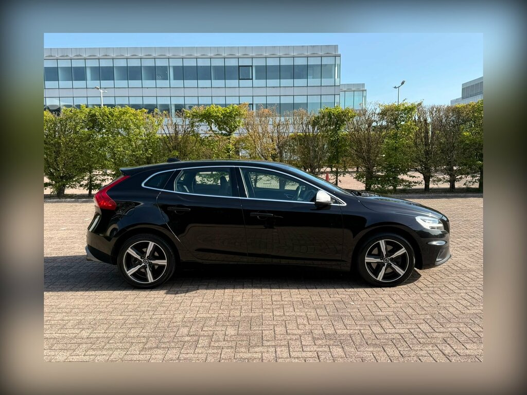Volvo V40 1.5 T3 R-design Nav Plus Hatchback OV66FYG Black #4