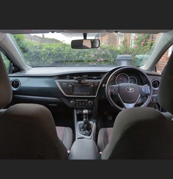 Toyota Auris 1.6 V-matic Sport Hatchback Black #2