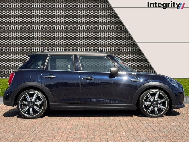Mini Hatch 2022 1.5 Cooper Exclusive Hatchback Ste LY71AZB Black #2