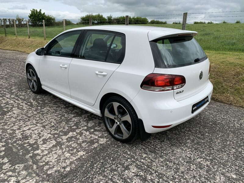 Volkswagen Golf 1.6-Golf-s-bluemotion-tdi-5dr  White #4