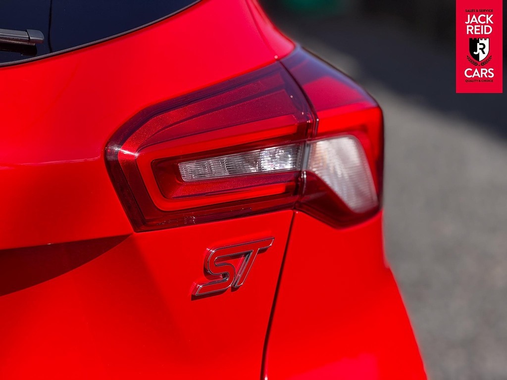 Ford Focus Hatchback Red #4