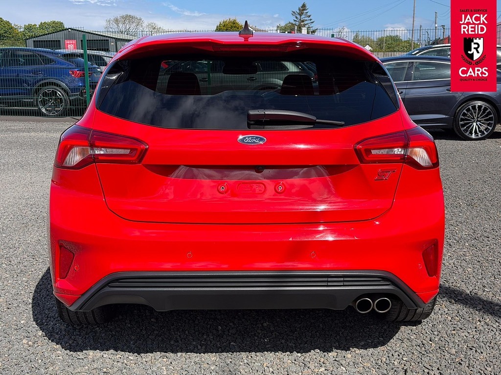 Ford Focus Hatchback Red #5
