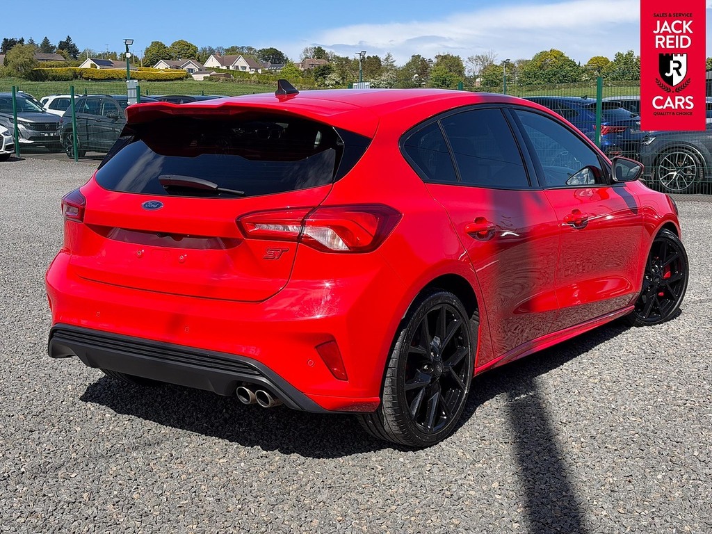 Ford Focus Hatchback Red #6