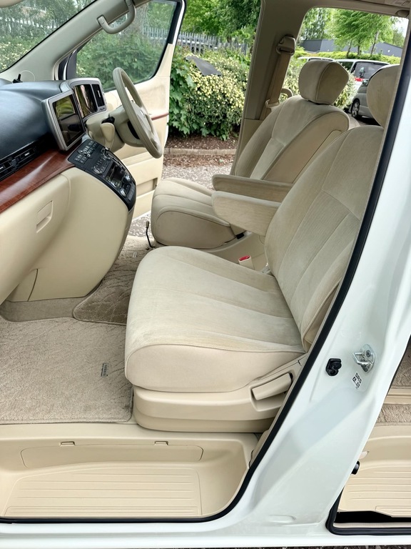 Nissan Elgrand 3.5 V6 White #13