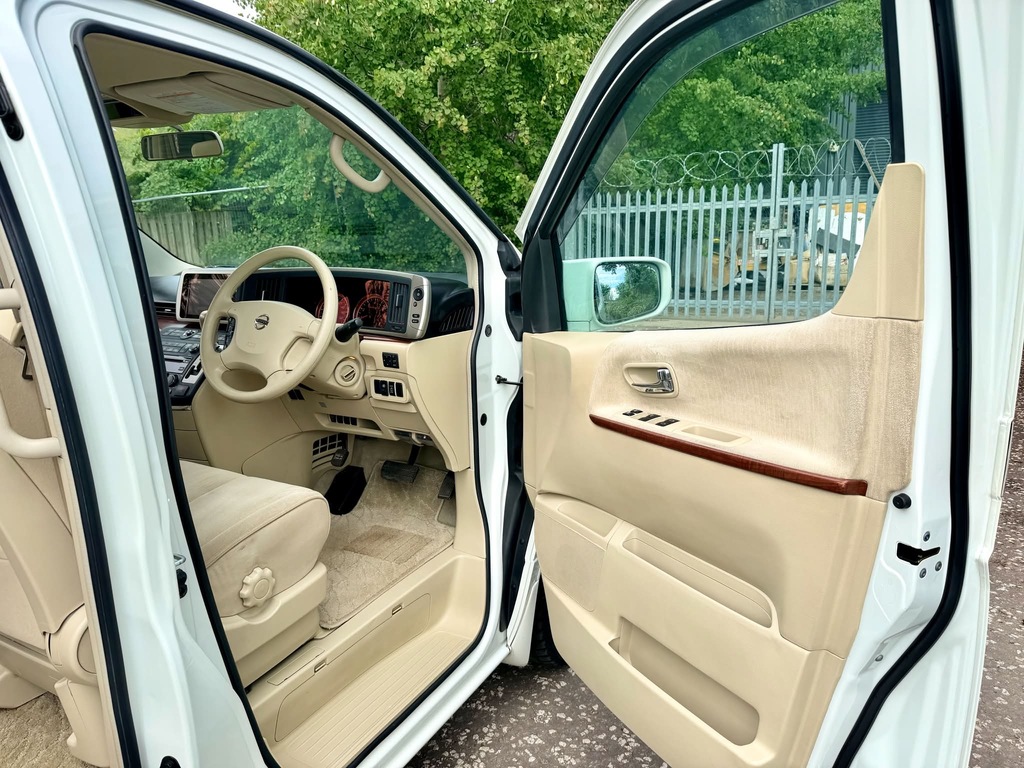 Nissan Elgrand 3.5 V6 White #10