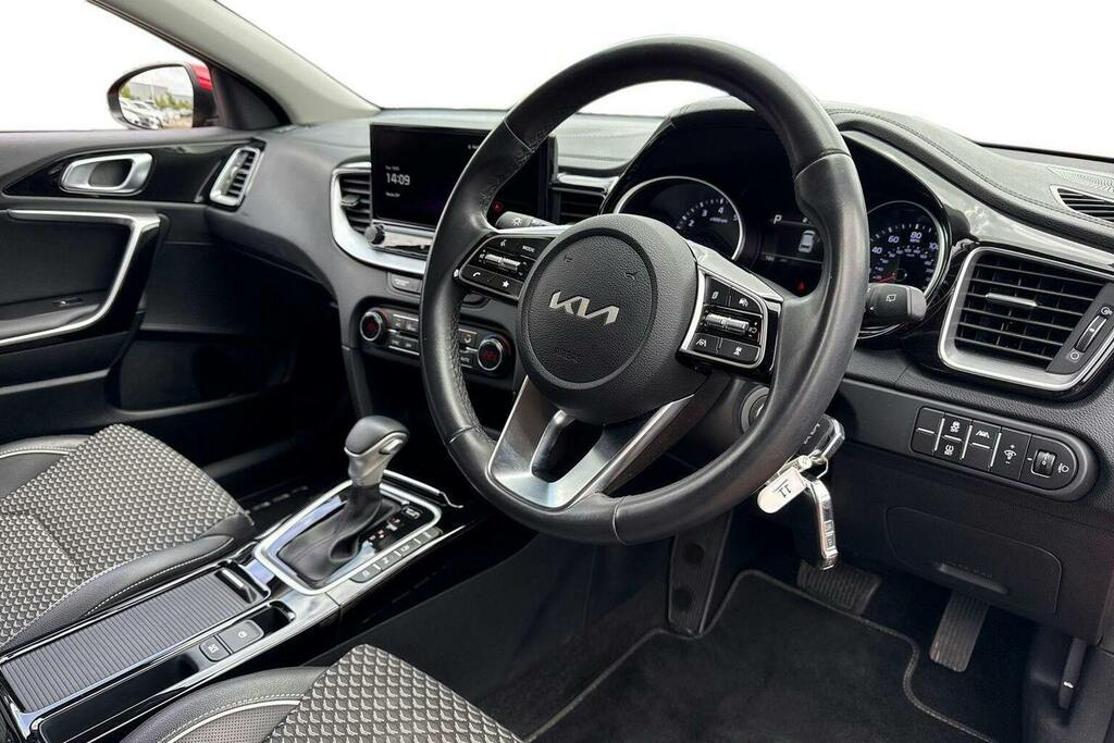 Kia Ceed 1.5 T Gdi 3 Hatchback Dct GJ23VUC Red #6