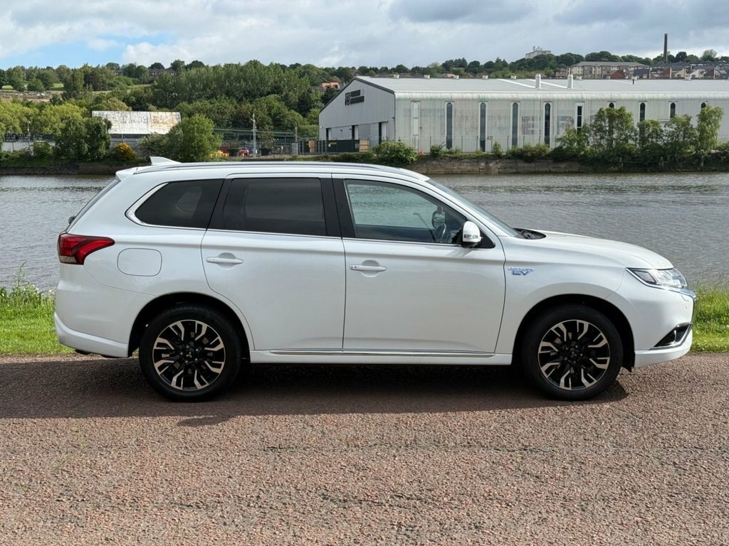 Mitsubishi Outlander Suv YB65JZO White #3