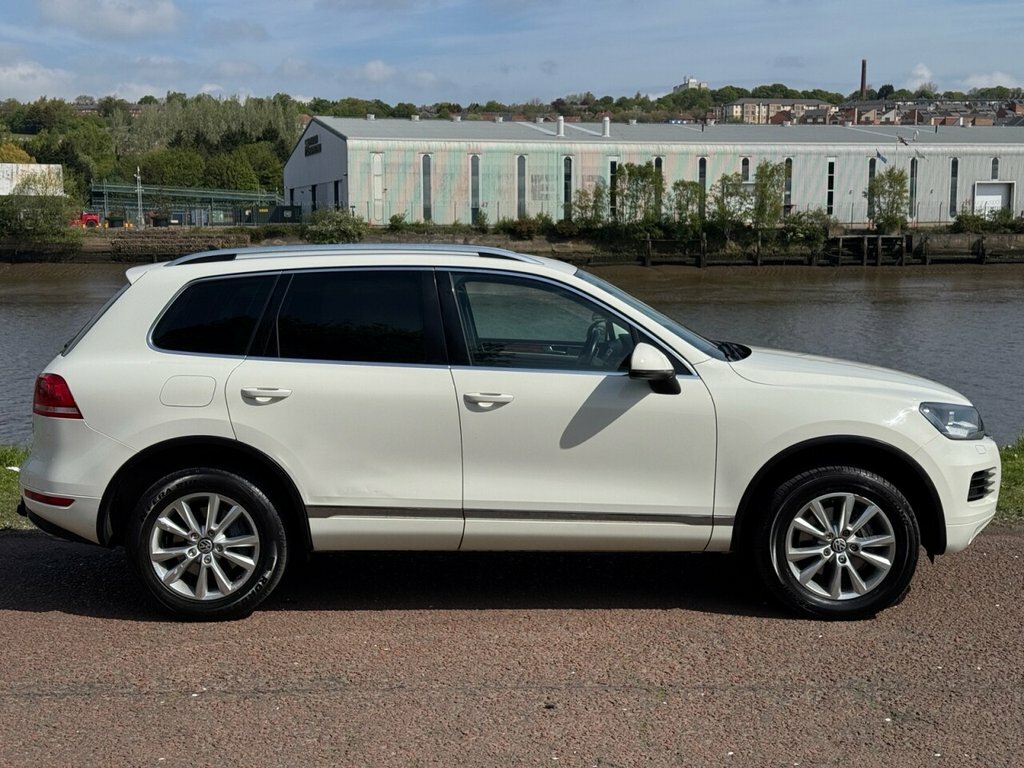 Volkswagen Touareg 3L Se White #3