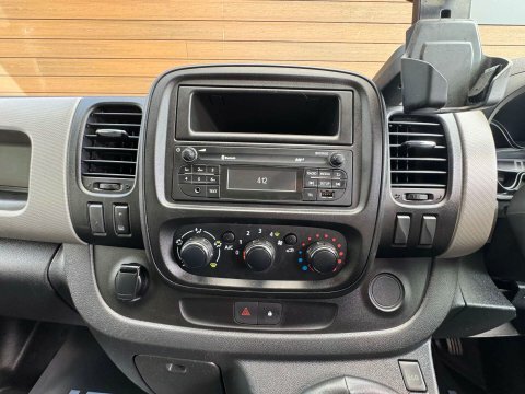 Nissan NV300 Mpv #25