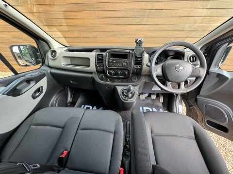 Nissan NV300 Mpv #24